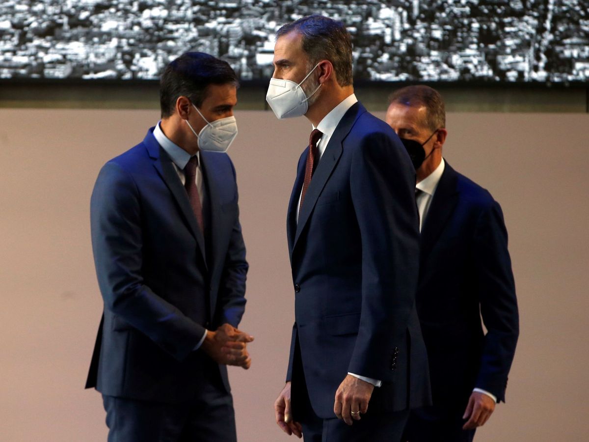 Foto: Felipe VI junto a Pedro Sánchez durante su visita a la fábrica de SEAT. (EFE)