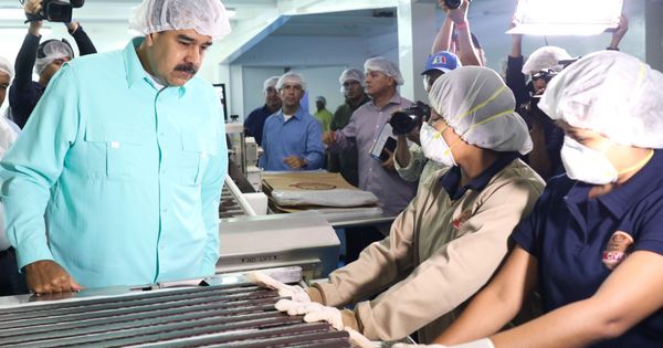 Foto: El presidente de Venezuela, Nicolás Maduro, visita una planta procesadora de cacao. (Reuters)
