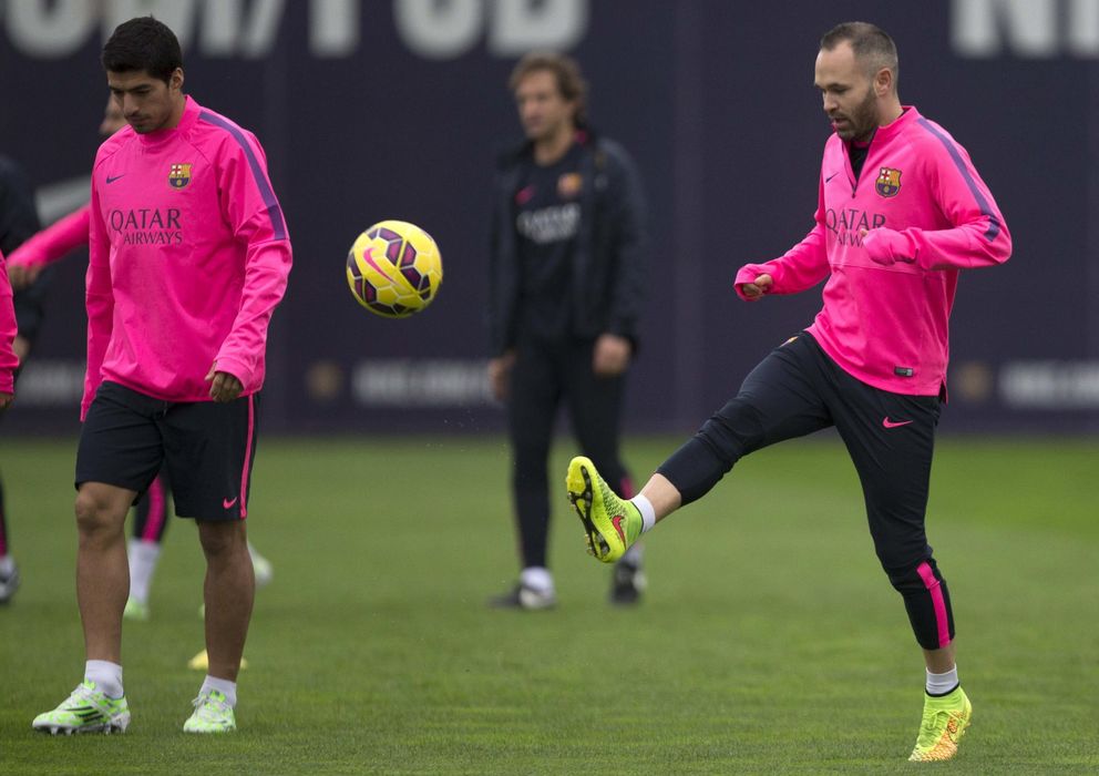 Foto: Andrés Iniesta, entrenando en la mañana de este sábado con el Barcelona (EFE).