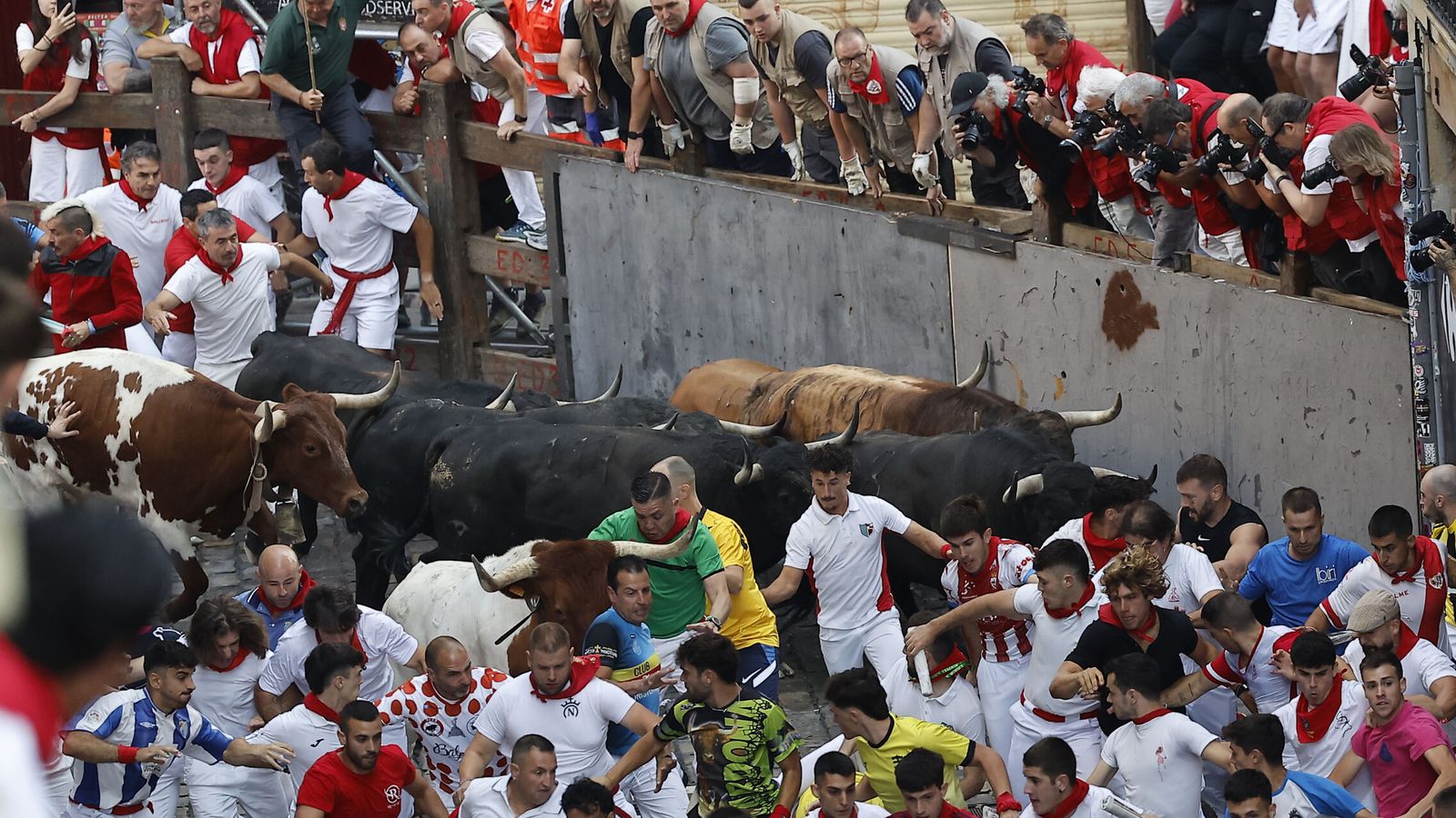 Así ha sido el tercer encierro de San Fermín 2026, en vídeo: peligroso, muy accidentado y en 2 minutos y 27 segundas