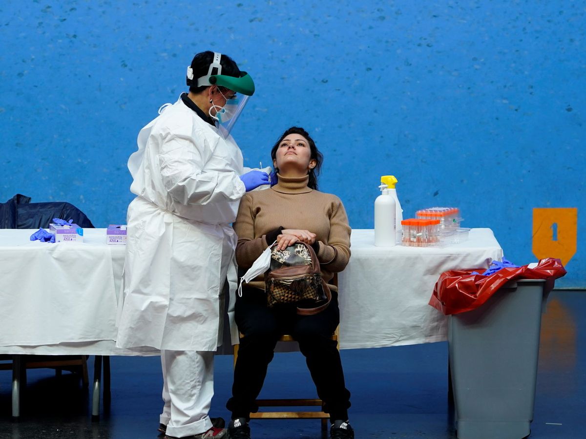 Foto: Una enfermera realiza un test de covid. (Reuters) 
