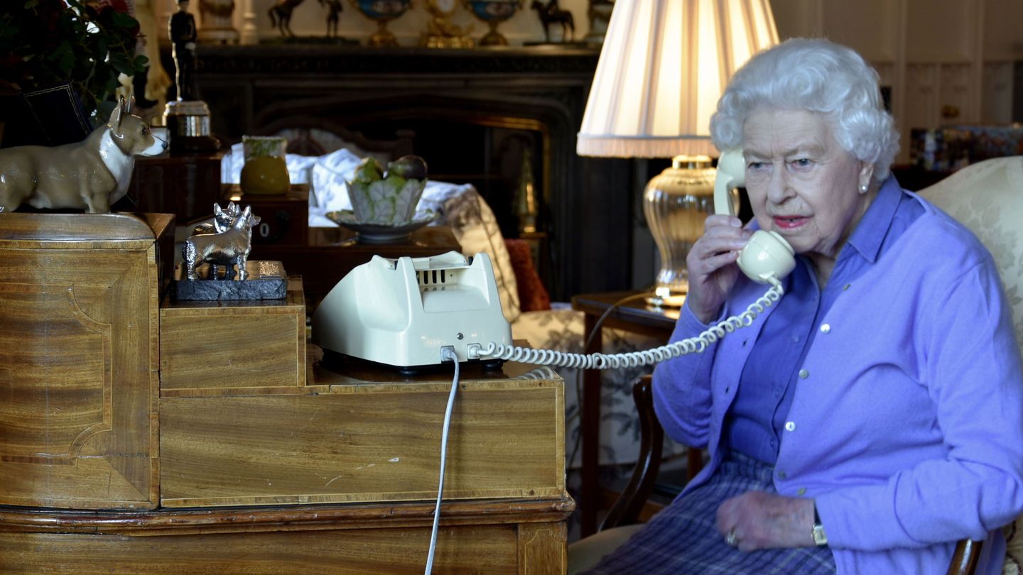 La reina Isabel II este marzo durante una llamada con Boris Johnson. (Buckingham Palace)