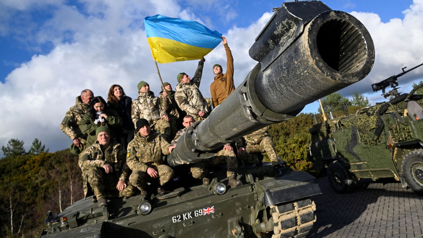 Soldados ucranianos en un entrenamiento con tanques Challenger 2, en Reino Unido, este febrero. (Reuters)