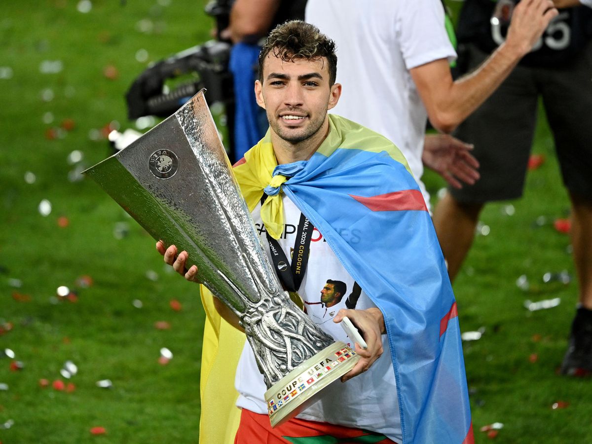 Foto: Munir, con el trofeo de la Europa League y la bandera bereber a la espalda. (Efe)