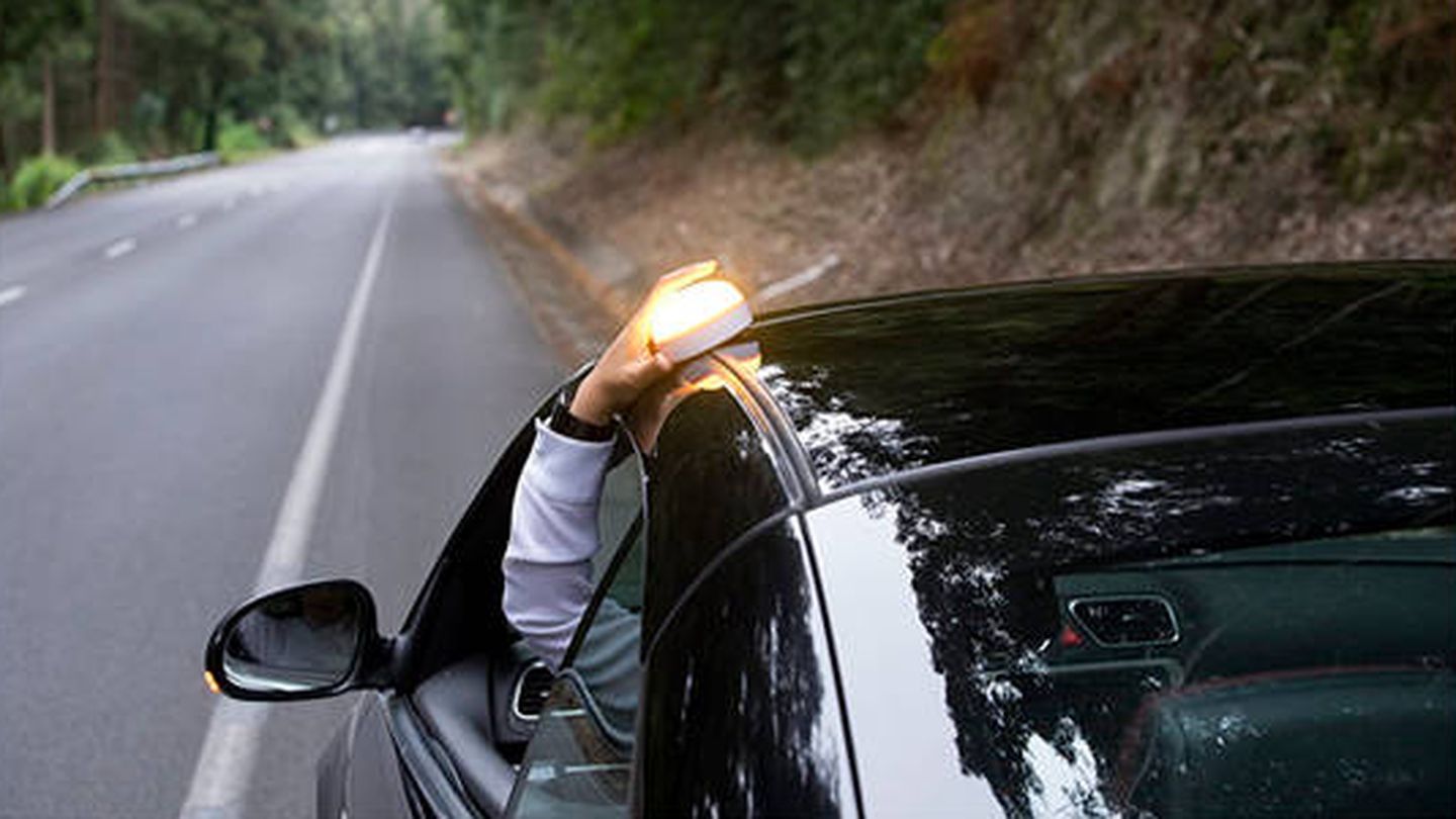 La luz Help Flash V16 puede colocarse encima del coche o en la puerta, pues está imantada.