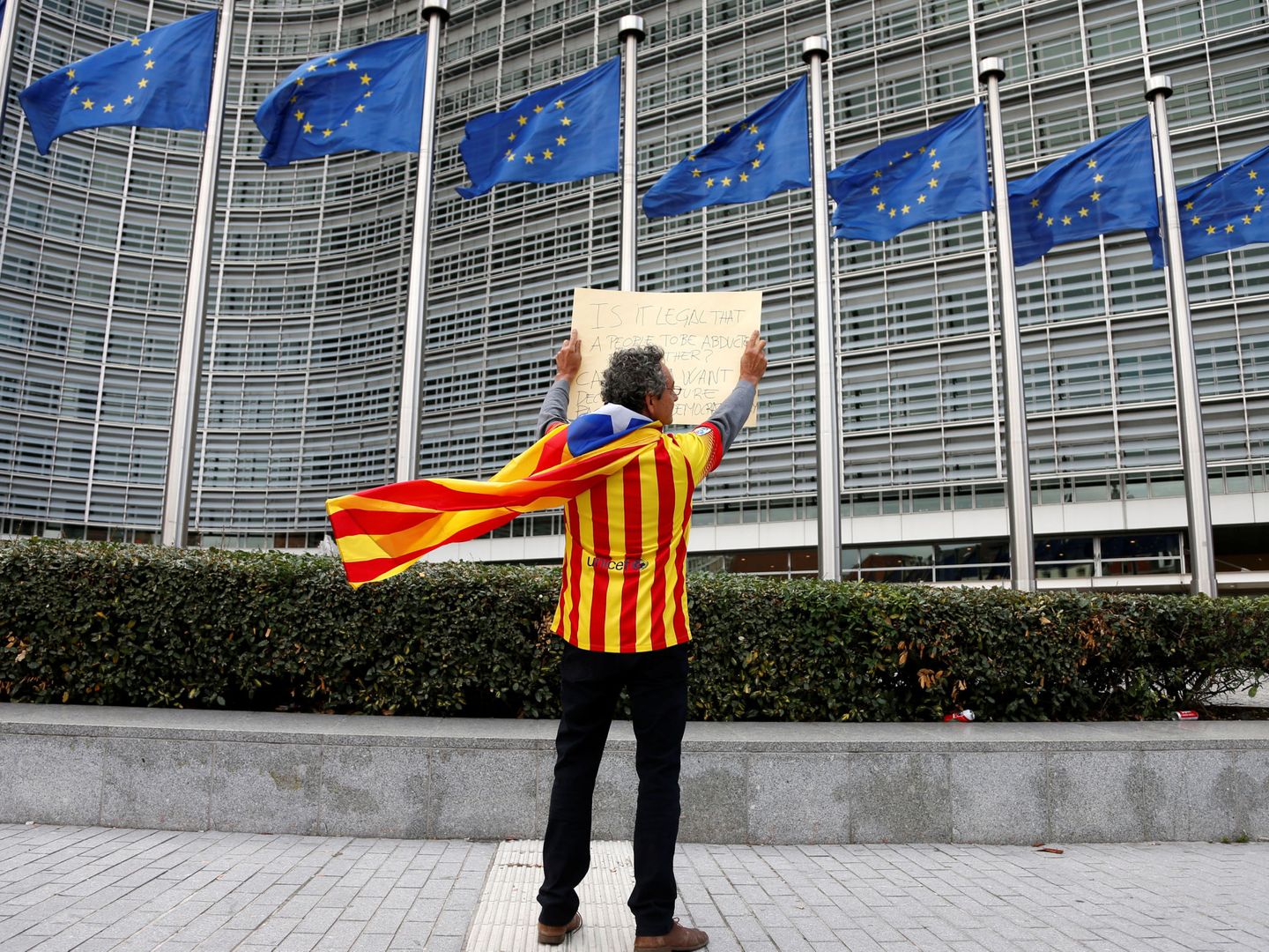 Un manifestante independentista, frente a la sede de la Comisión Europea en Bruselas. (Reuters)
