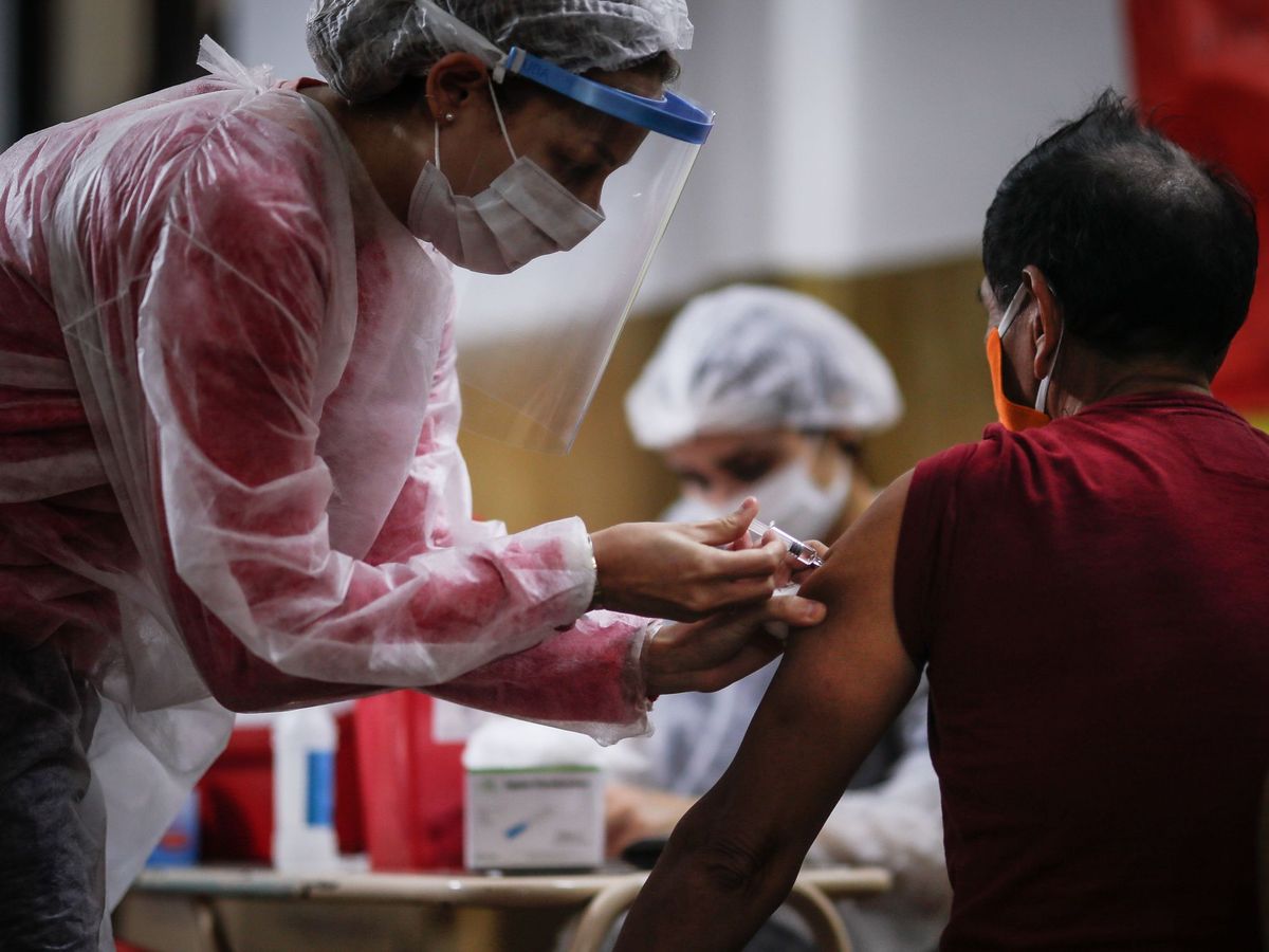 Foto: Una enfermera aplica a un hombre una vacuna contra la gripe. Foto: EFE Juan Ignacio Roncoroni
