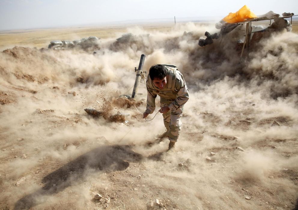 Foto: Un combatiente kurdo dispara un mortero contra Zummar, una población controlada por el Estado Islámico cercana a Mosul, Irak (Reuters).