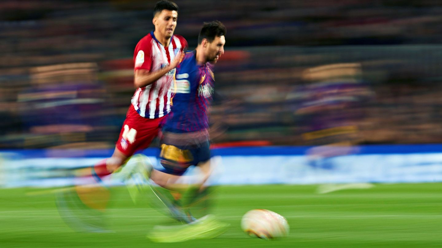 Rodrigo persiguiendo a Messi. (EFE)