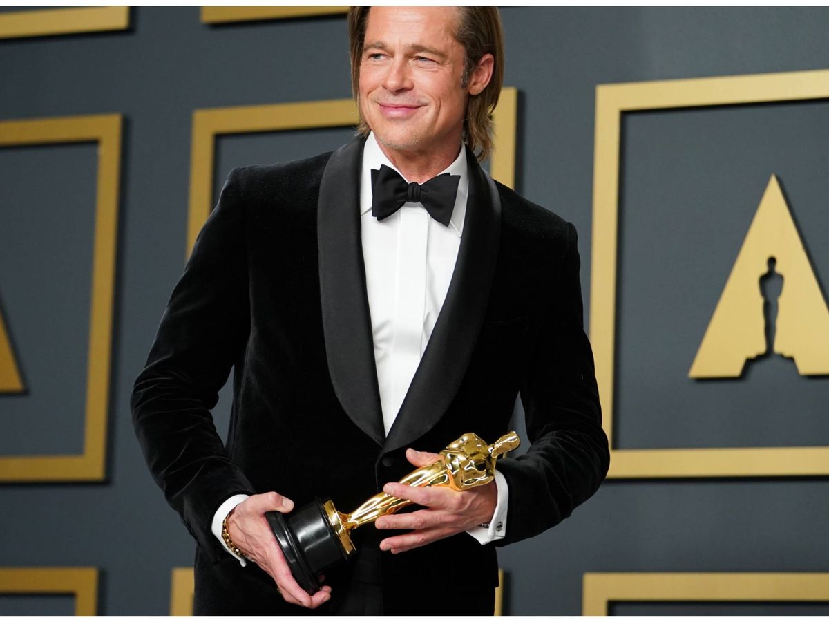 Foto: Brad Pitt posa feliz con el Oscar de 2020 a mejor actor de reparto. (Getty)
