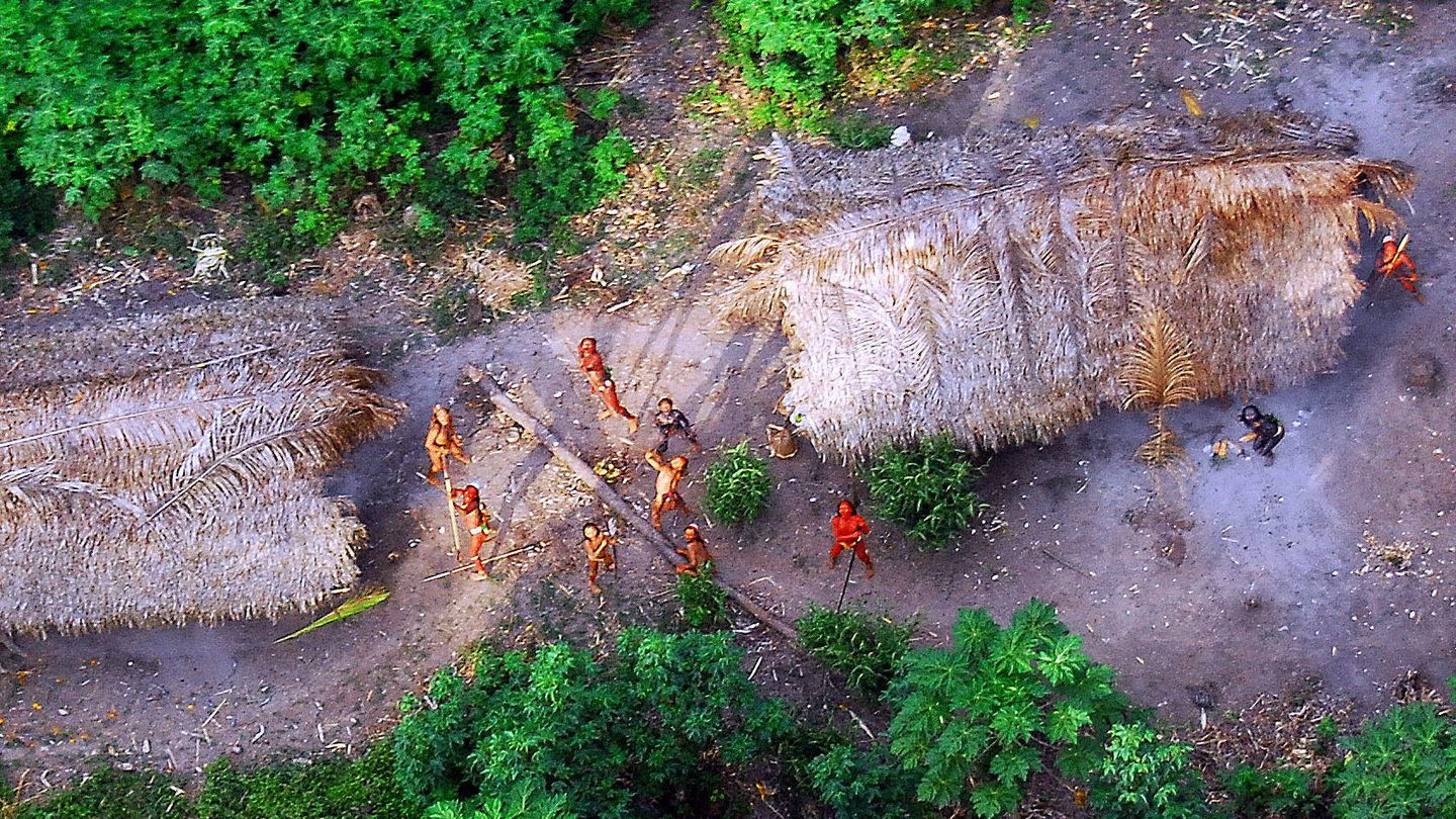Indios de la Amazonia lanzan flechas a un helicóptero que sobrevuela la selva  (EFE/Funai) 