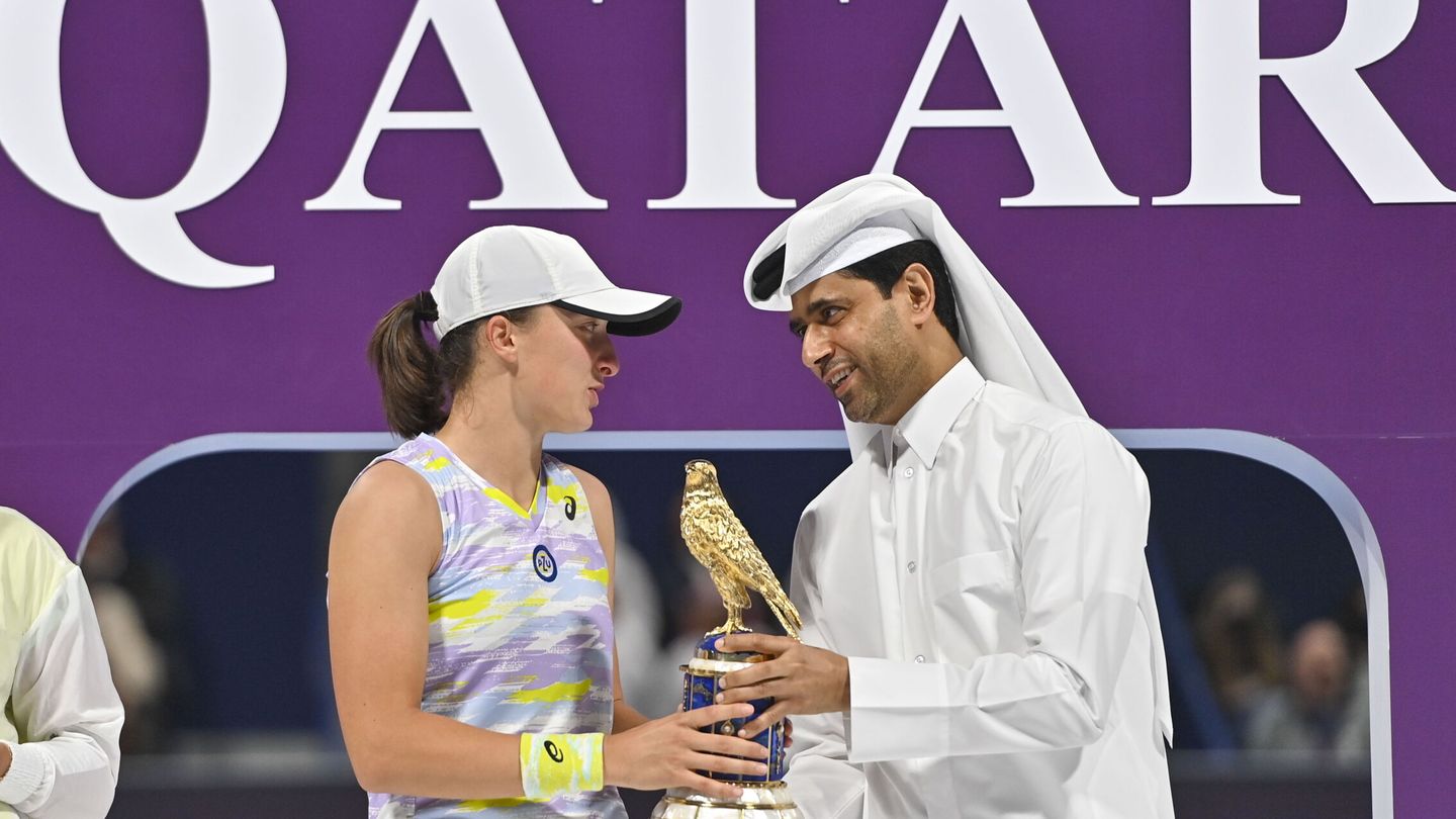 Al-Khelaïfi, presidente de la Federación de Tenis de Qatar, con la polaca Iga Swiatek. (EFE/Noushad Thekkayil)