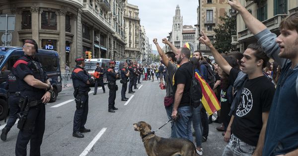 Foto: Un grupo de jóvenes independentistas protesta en Barcelona frente a los Mossos d'Esquadra. (EFE)