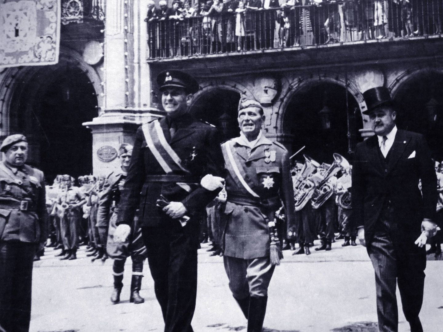 Nicolás Franco (a la derecha), hermano del dictador, era el embajador español en Portugal. (Cordon Press)