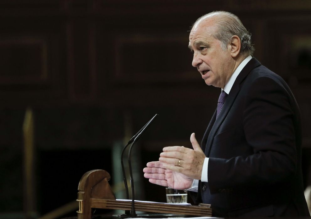 Foto: El ministro del Interior, Jorge Fernández Díaz, durante su intervención en el pleno del Congreso (Efe)