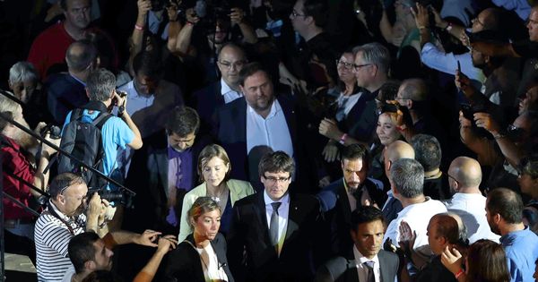 Foto: El presidente de la Generalitat, Carles Puigdemont (c), la presidenta del Parlament, Carme Forcadell, y el líder de ERC, Oriol Junqueras (detrás), llegan al Tarraco Arena. (EFE)