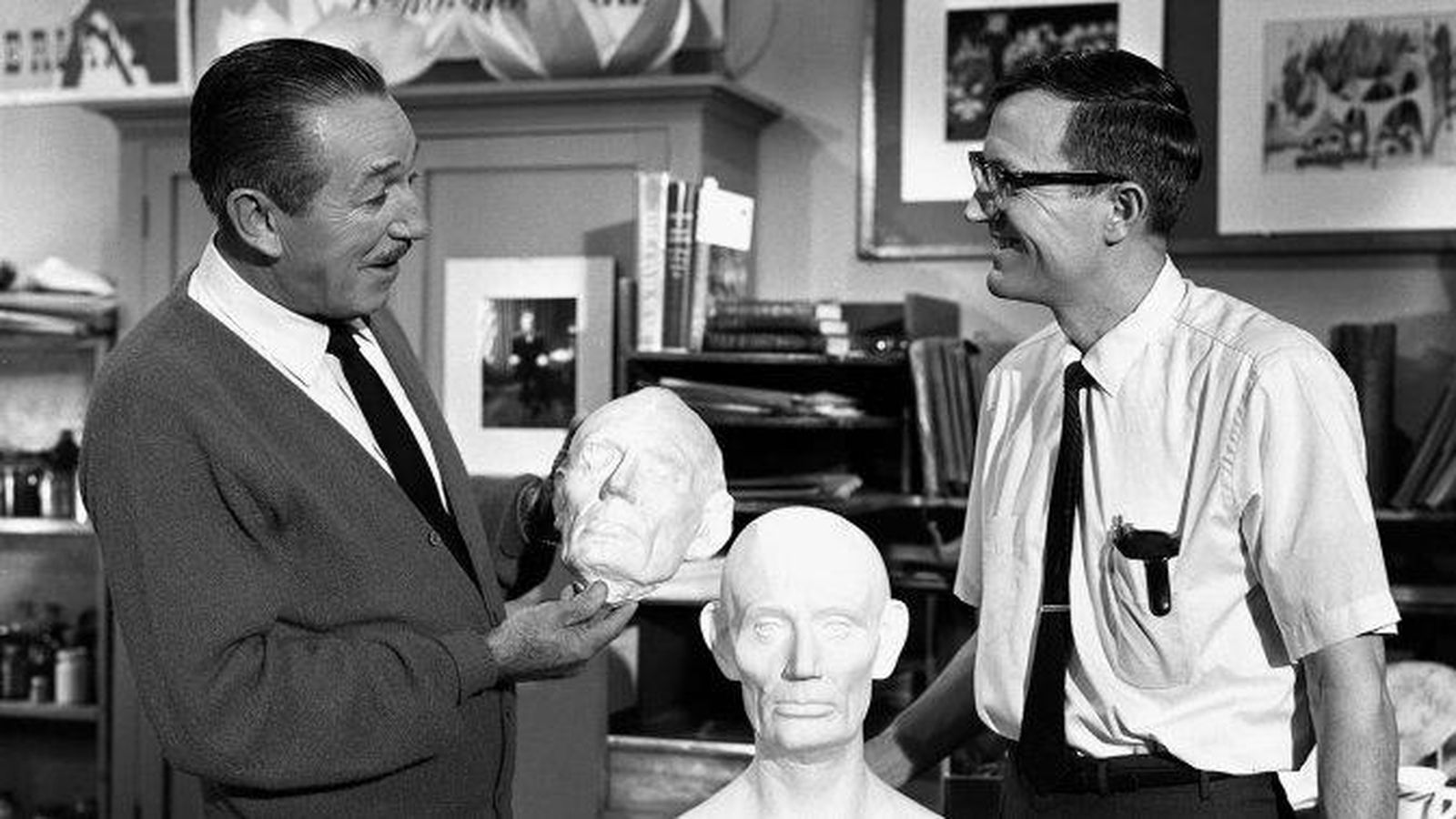 Foto: Blaine Gibson junto a Walt Disney en 1963 (Walt Disney Co.)