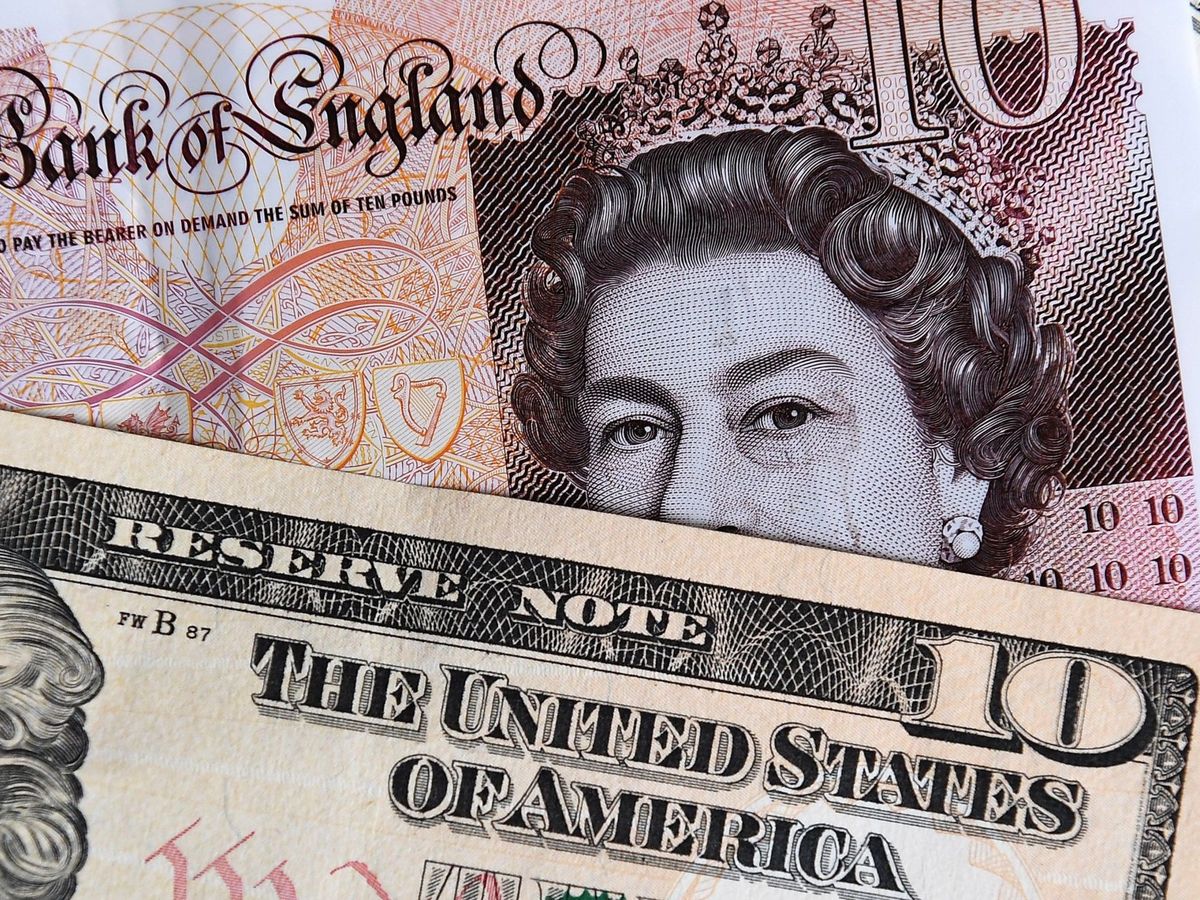 Foto: Billetes libras esterlinas y un dólar. (EFE/Andy Rain)