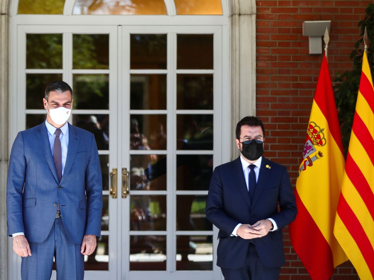 Foto: Pedro Sánchez (i) recibe a Pere Aragonès. (Reuters)