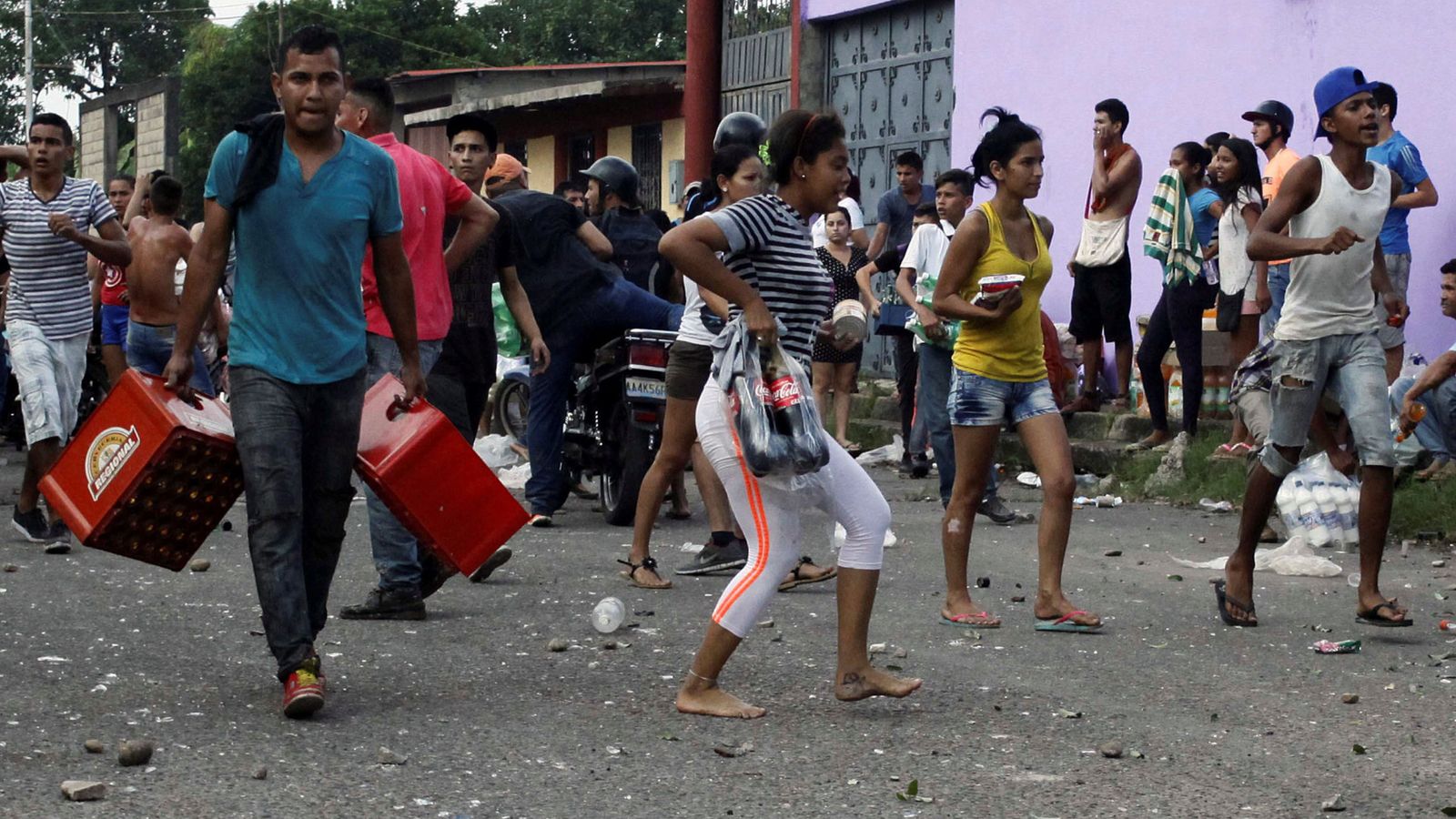 Foto: Saqueos de un comercio en La Fría, Venezuela. (Reuters)