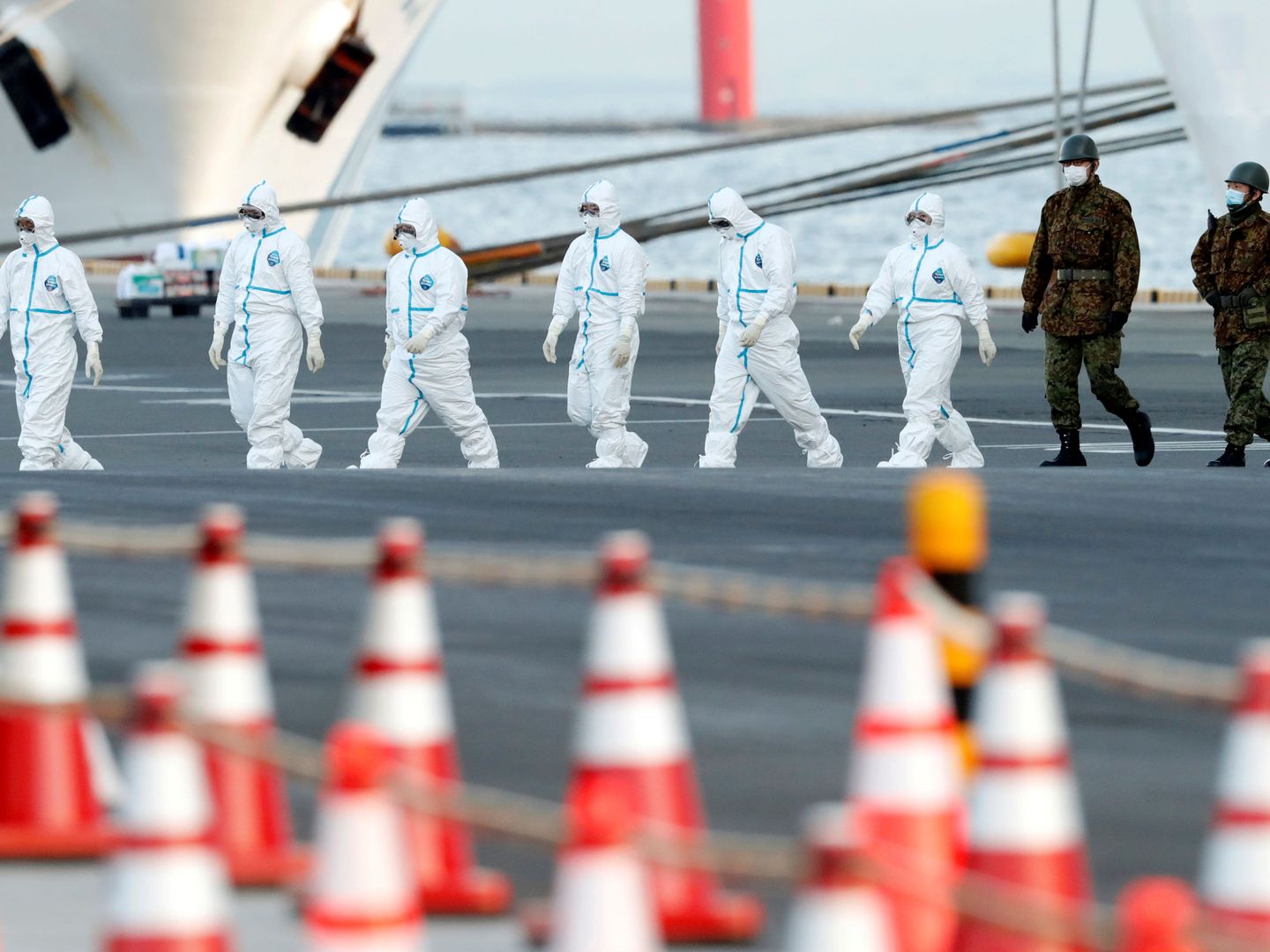 Personal japonés junto al crucero aislado. (Foto: Reuters)