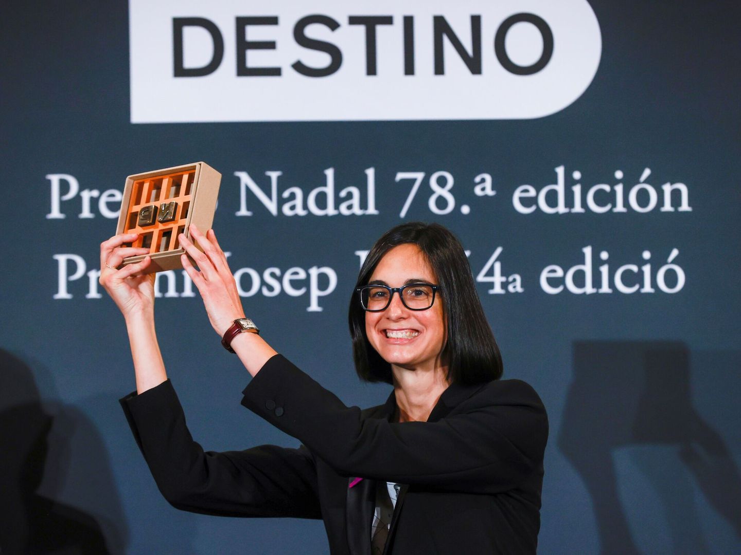 Inés Martín Rodrigo, con el Premio Nadal. (EFE)