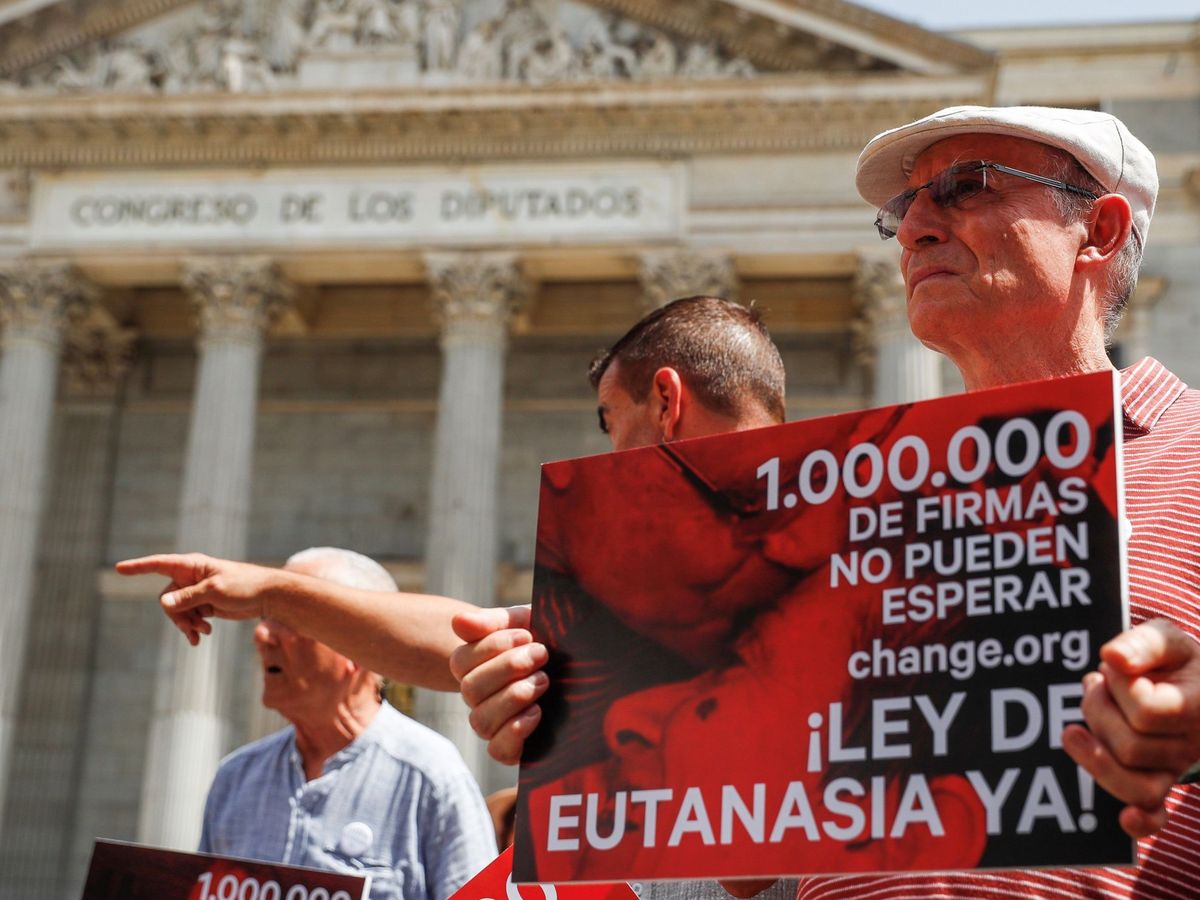 Foto: Concentración frente al Congreso a favor de la eutanasia, en 2019. (EFE)