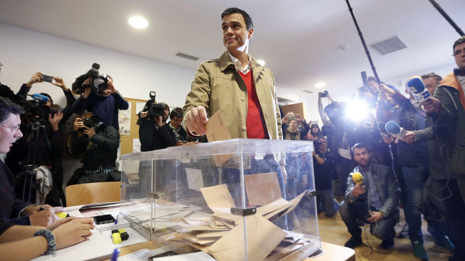 Foto: Pedro Sánchez vota en las elecciones generales del 20-D de 2015 en su colegio de Pozuelo de Alarcón, en Madrid. (EFE)