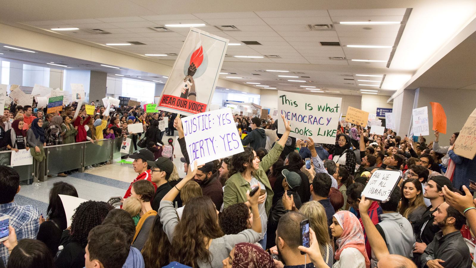 Foto: Protesta en Dallas contra el veto impuesto por Trump a la entrada de refugiados e inmigrantes de siete países en EEUU. (Reuters)