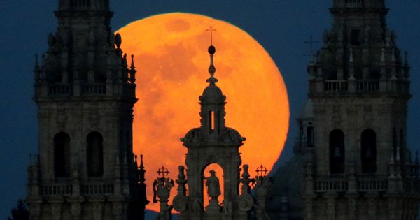 Foto: Superluna sobre Santiago de Compostela. (Efe)
