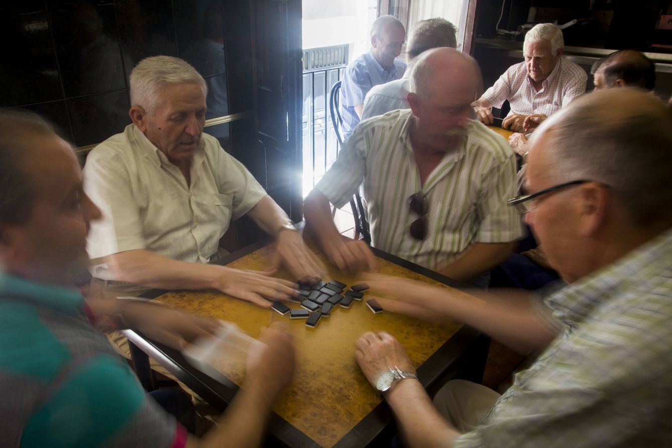 Jubilados jugando al dominó. (Foto: Fernando Ruso)