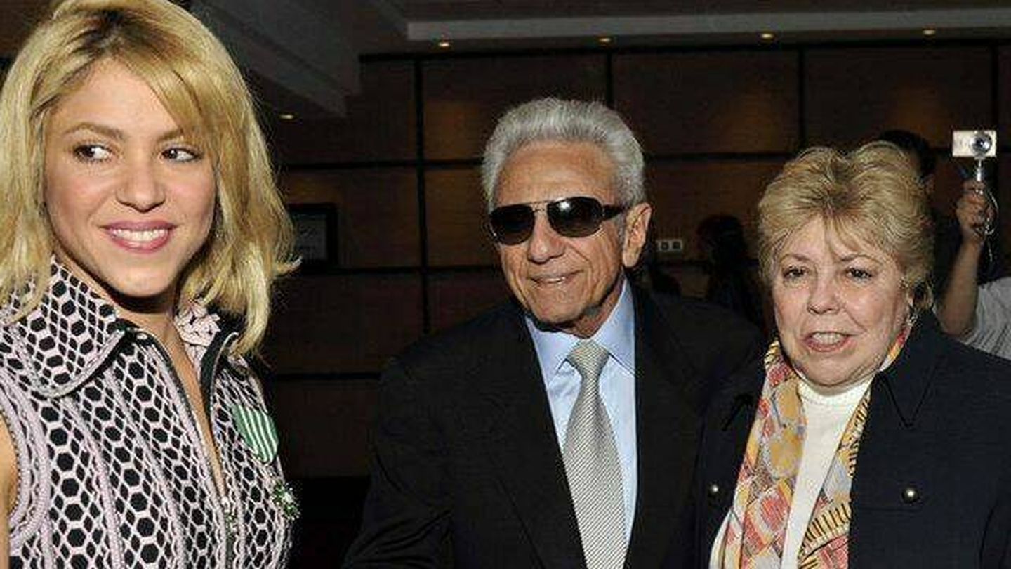  Shakira con sus padres, William Mebarak y Nidia Ripoll. (EFE/Buno Bebert)