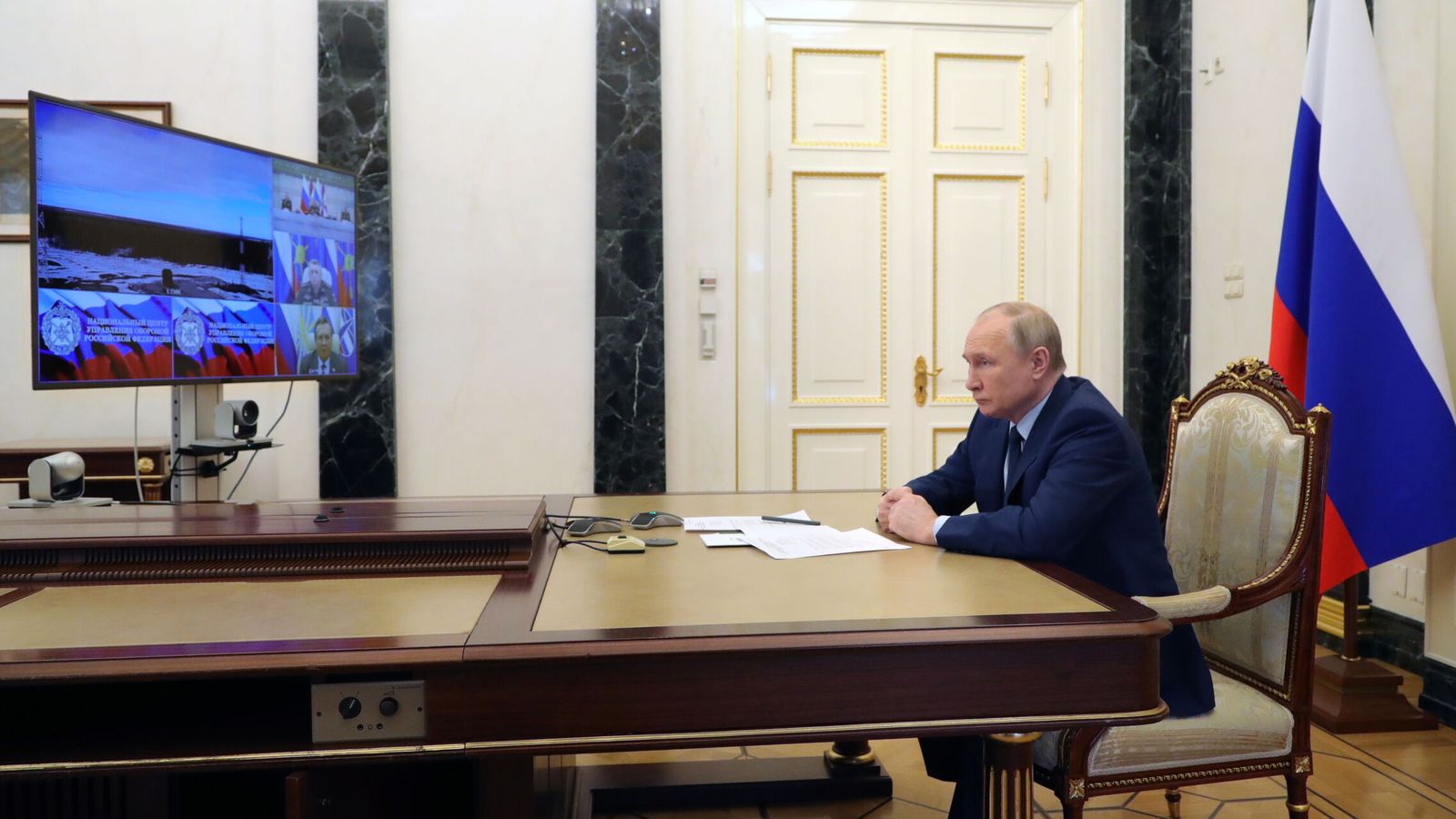 El presidente ruso, Vladímir Putin, sigue el lanzamiento del misil Satán II esta semana. (Reuters)