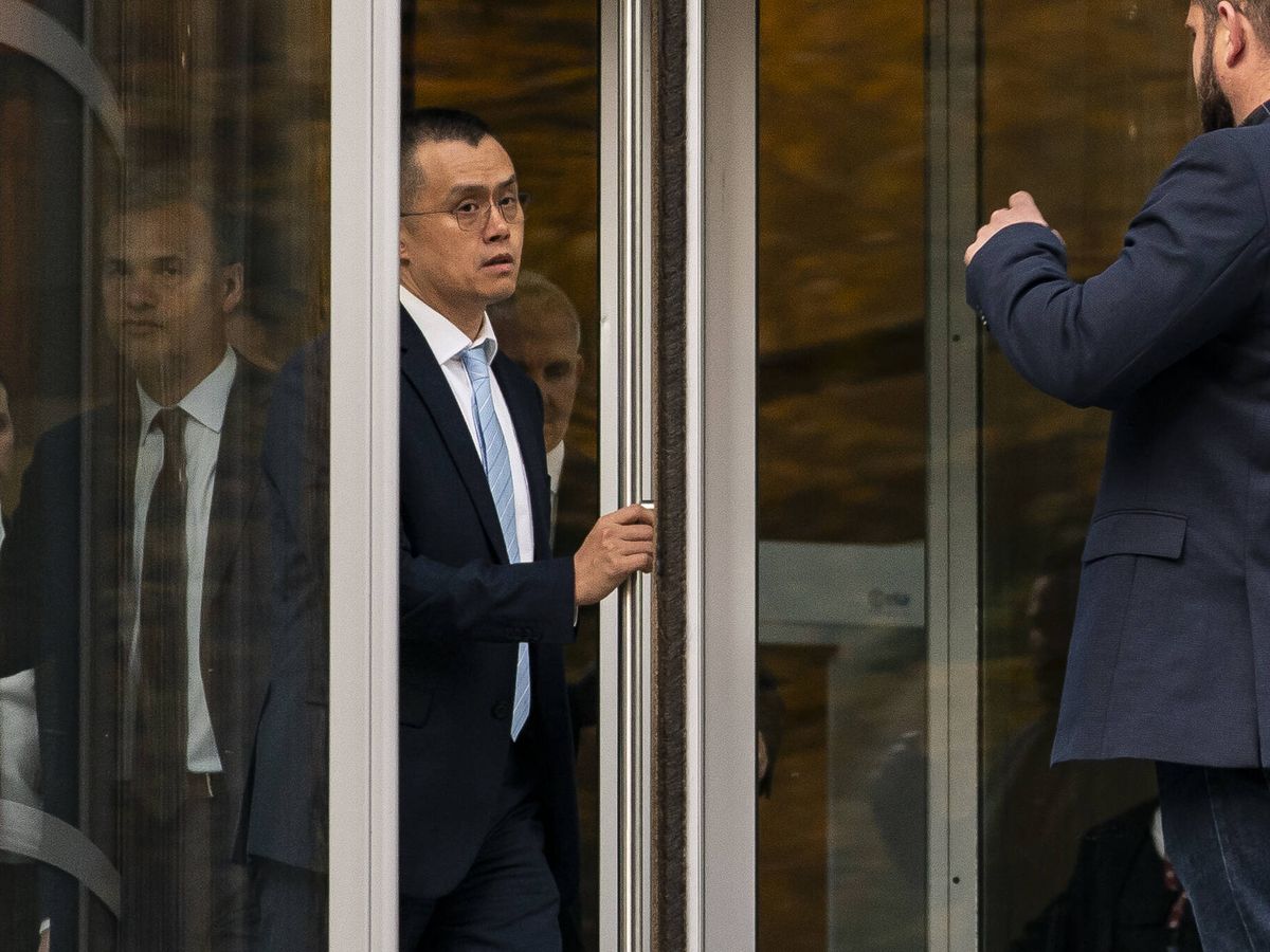 Foto: El fundador de Binance, Changpeng Zhao, a su salida de los tribunales. (Getty/David Ryder)