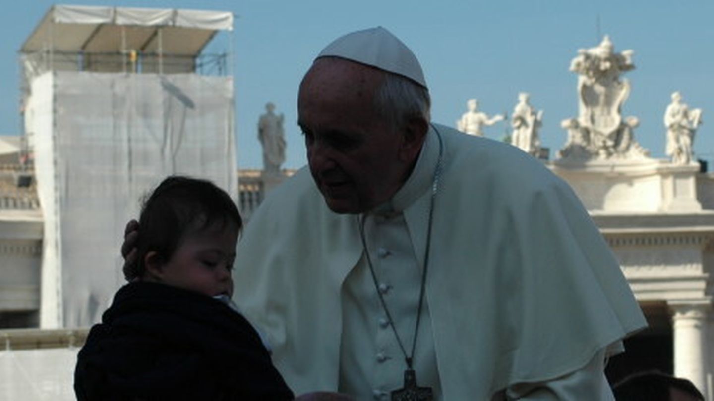 El Papa coge a un niño en brazos (A. Rivera)