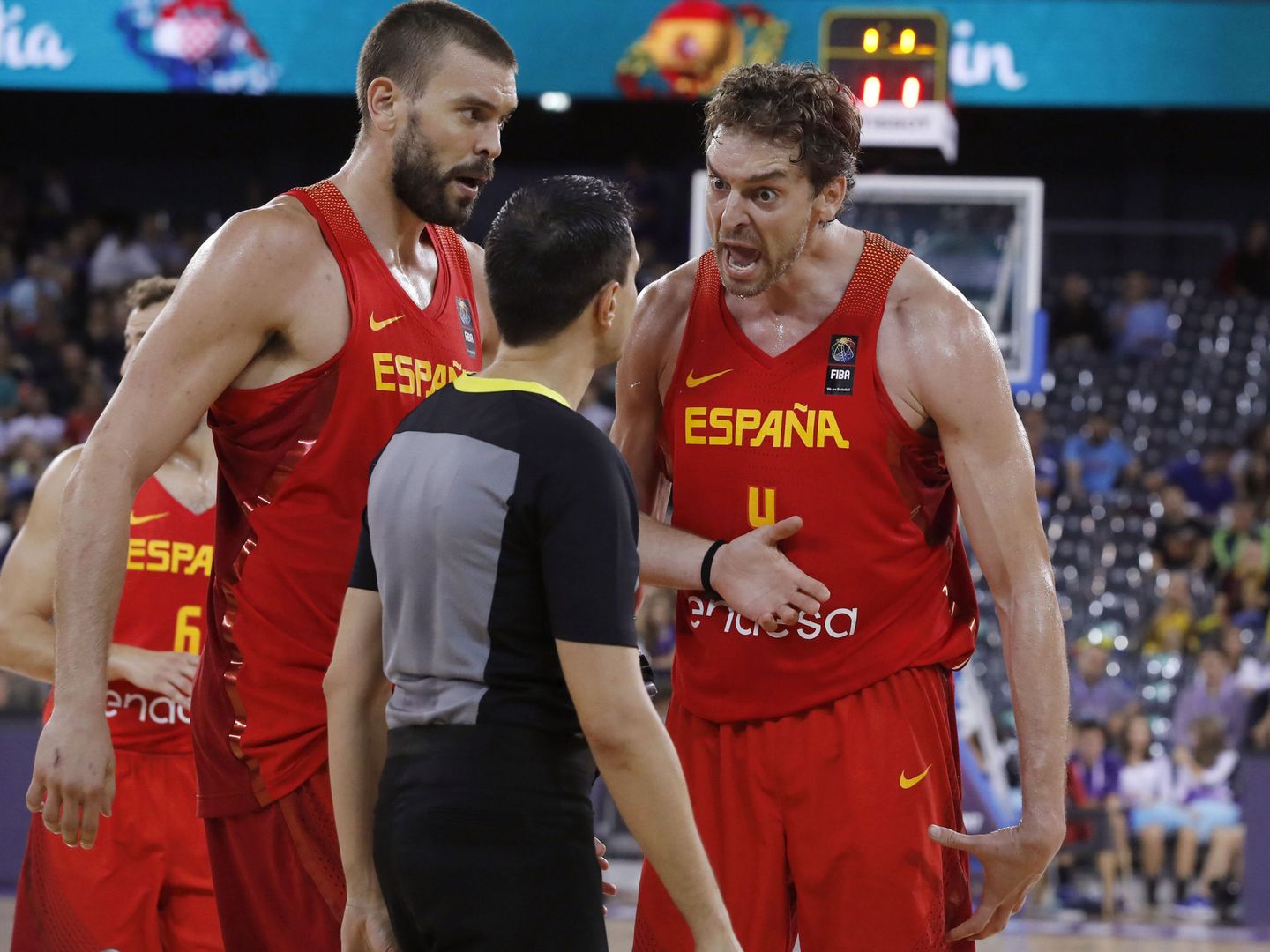 La actuación de los árbitros en el EuroBasket está recibiendo muchas críticas. (EFE)