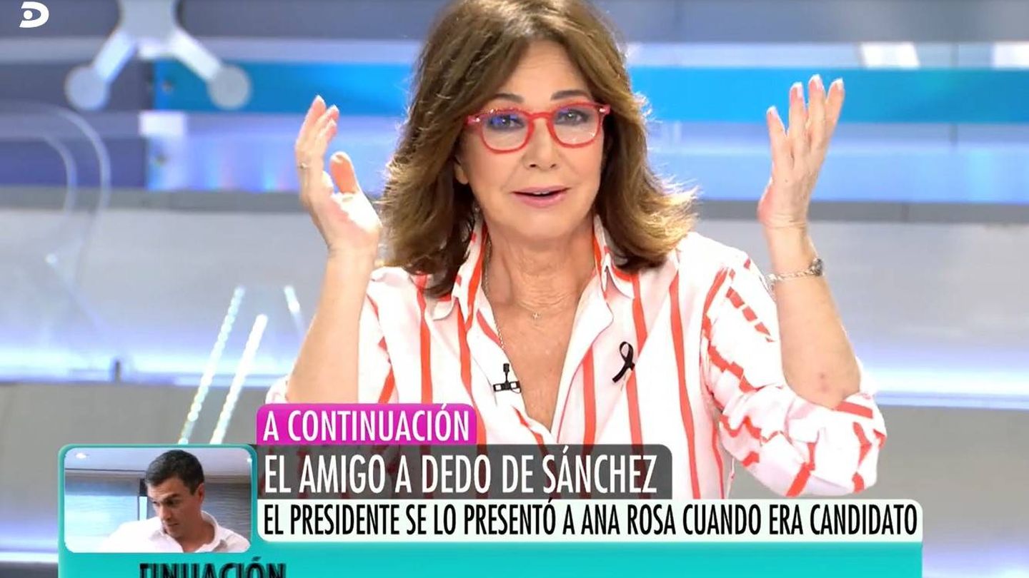 Ana Rosa, con las gafas de María Claver. (Mediaset)