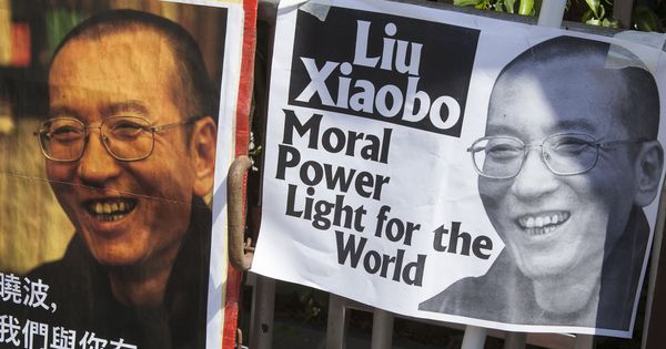 Foto: Vista de varias pancartas en una concentración por la liberación del nobel de la Paz chino Liu Xiabo en Hong Kong este jueves. (EFE) 