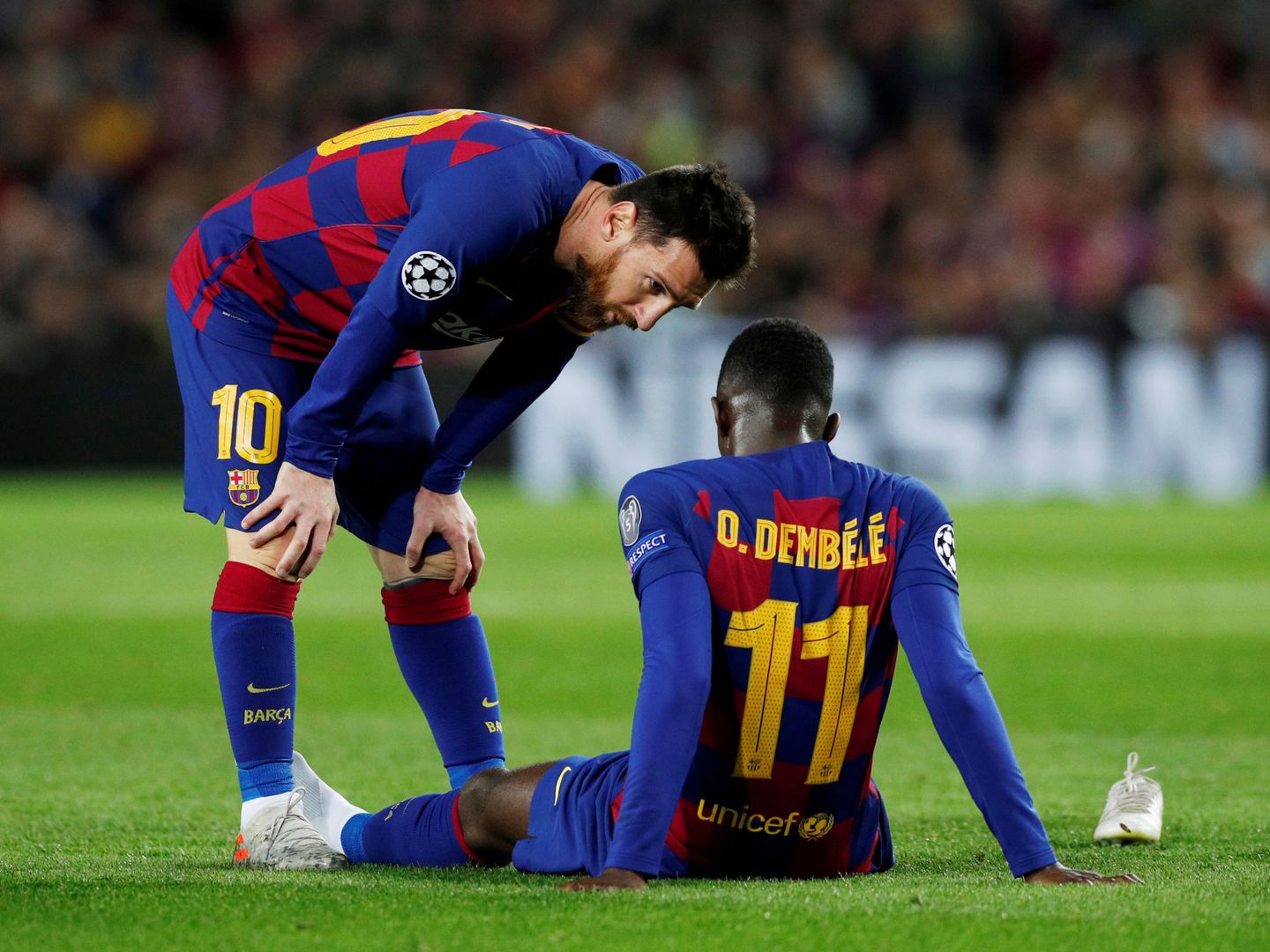 Messi se interesa por Dembélé en el momento de la última lesión del francés. (EFE)