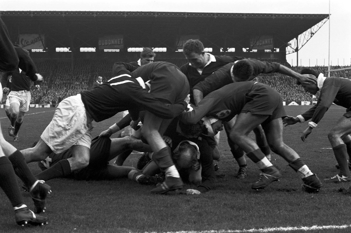 Imagen de un partido del Torno de las Cinco Naciones disputado en 1959. Se enfrentaban Francia y Escocia en el estadio de la localidad de Colombes, cerca de París. 