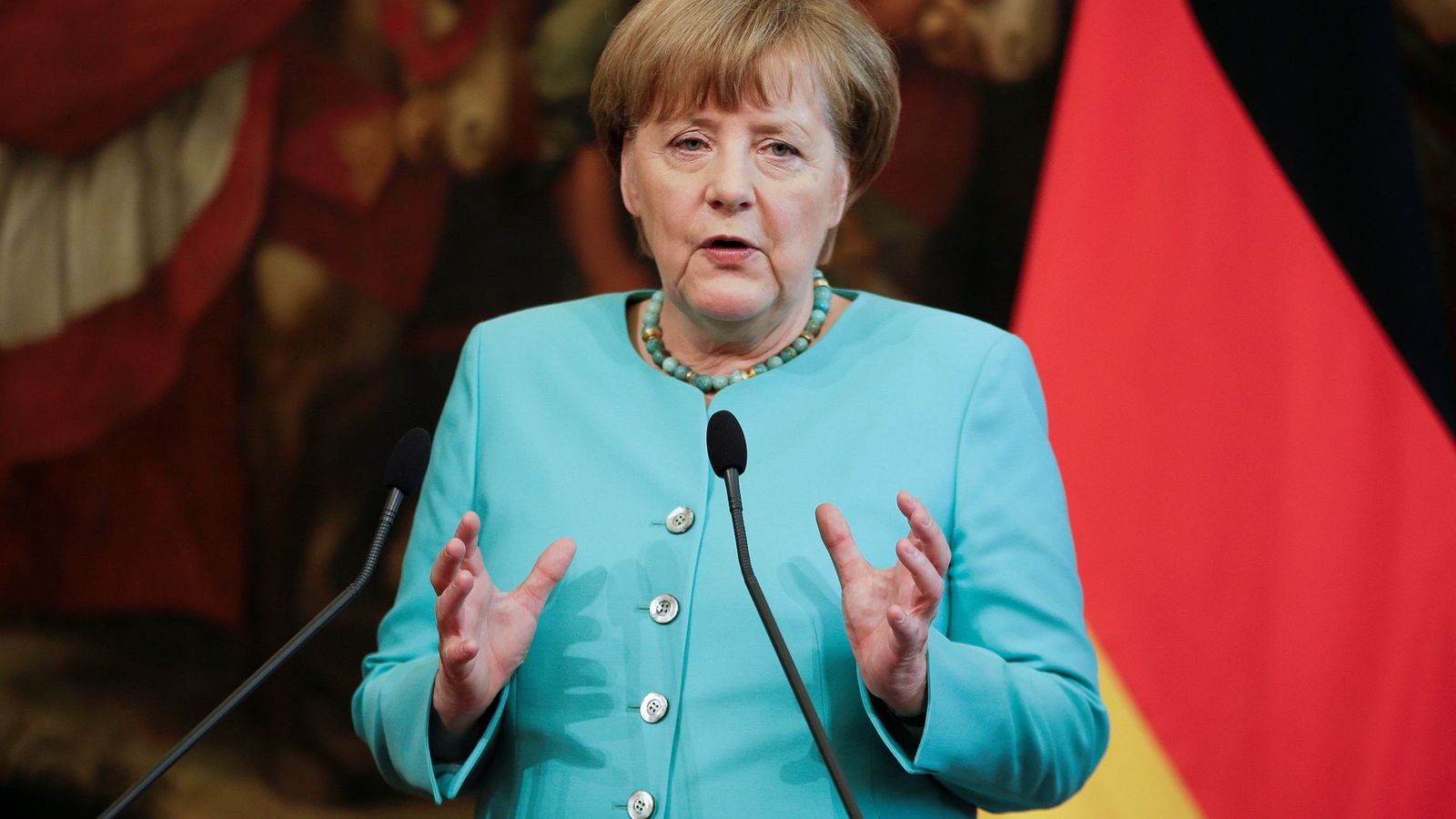Foto: Aunque su cuerpo no se ajuste a las medidas estándar, Merkel no tiene problema, porque confía en sí misma. (Reuters/Max Rossi)