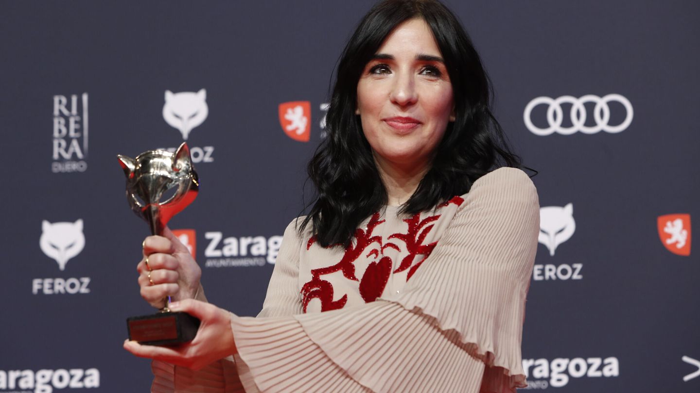 La guionista Alauda Ruiz de Azúa tras recibir el premio a 'mejor guion' por su trabajo '5 lobitos' en la ceremonia de entrega de la décima edición de los Premios Feroz. (EFE/Javier Belver) 