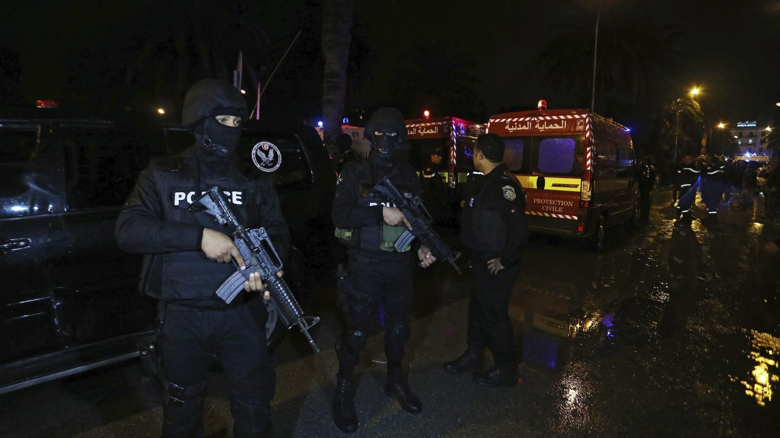 Foto: Miembros de la policía acordonan el lugar donde se ha producido el atentado en la capital tunecina. (EFE)