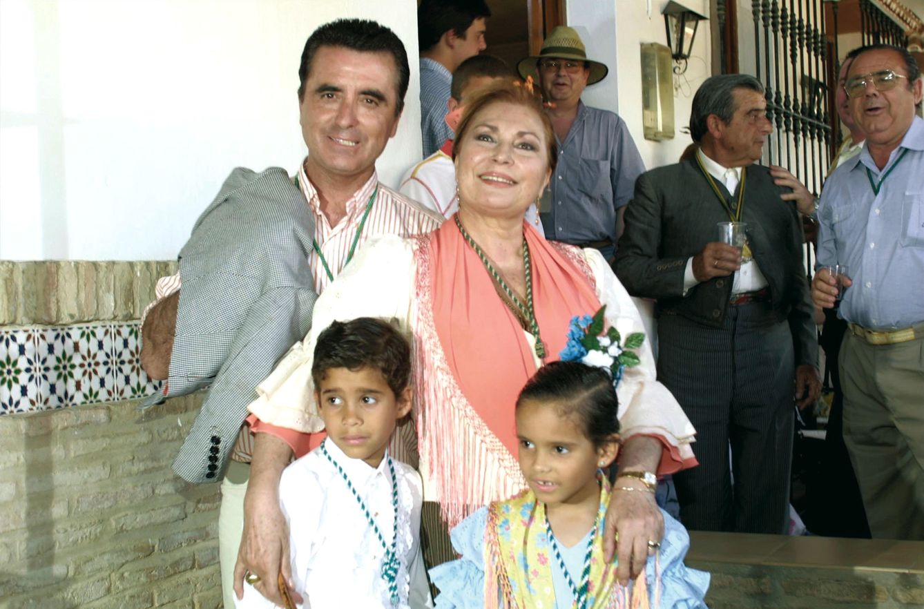 José Ortega Cano y Rocío Jurado junto a José Fernando y Gloria Camila. (Gtres)