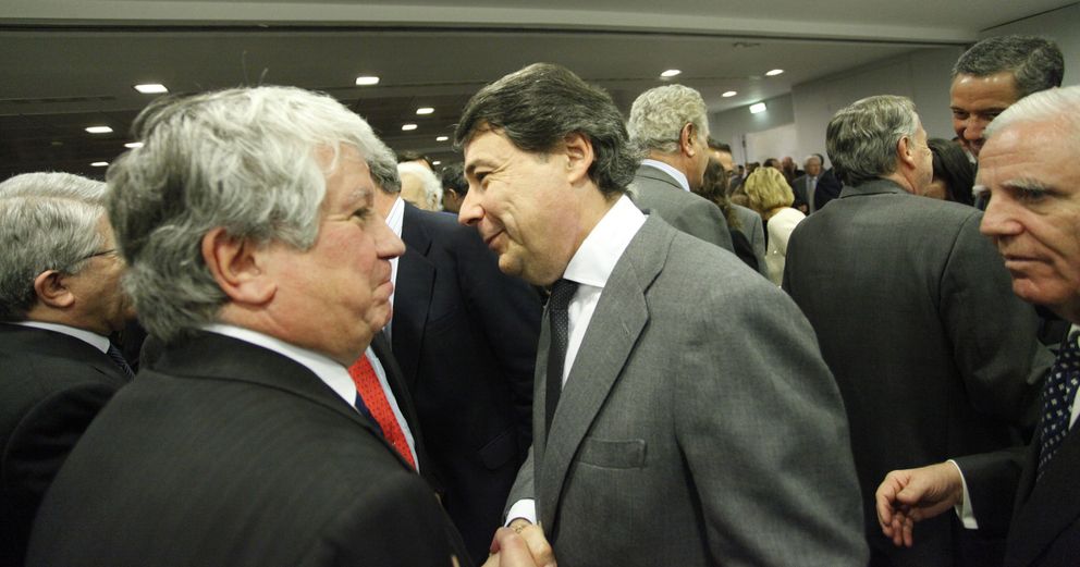 Arturo Fernández e Ignacio González se saludan en el Club Siglo XXI (E. Villarino.)
