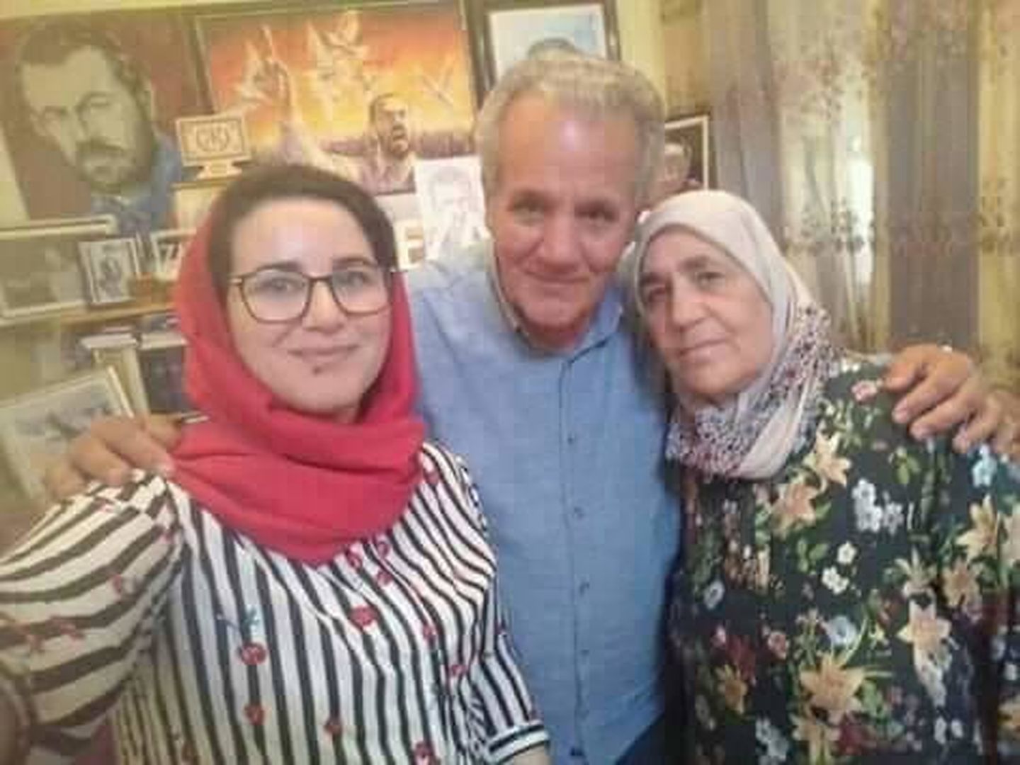 Hajar Raissouni en Alhucemas, con los padres de Nasser Zefzafi, el lícer encarcelado de la revuelta del Rif