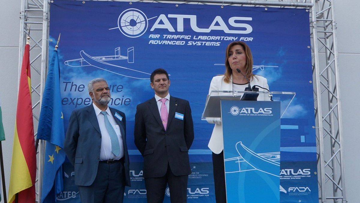 Díaz exhibió un 'drone' de Defensa para el proyecto civil de la Junta de Andalucía