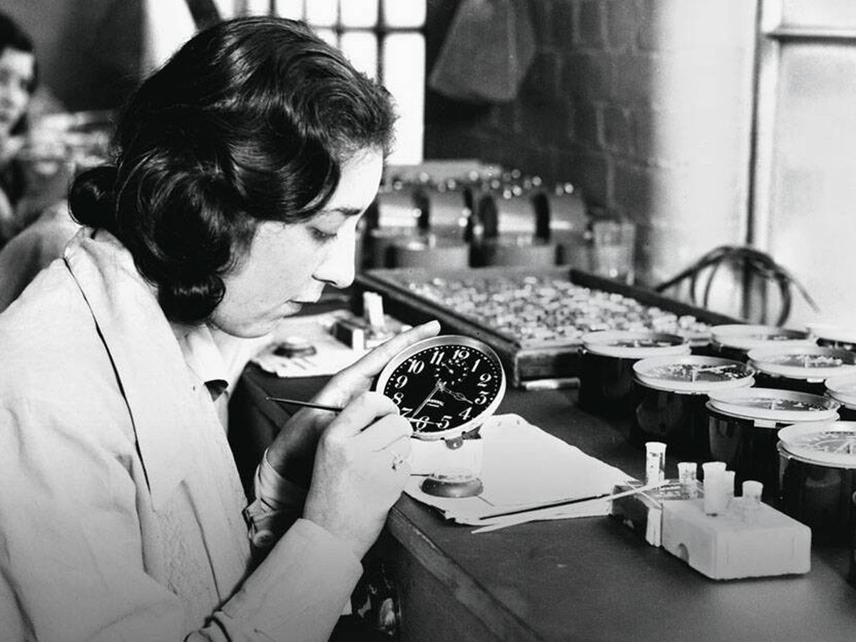 Foto: Una trabajadora pinta un reloj con radio. (Wikimedia)