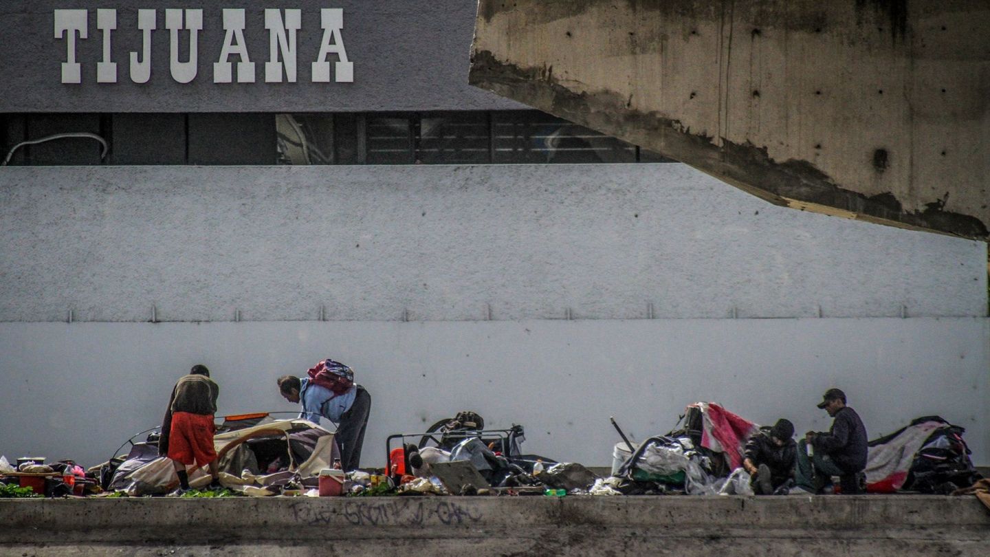 Varios migrantes habitantes de calle en la ciudad de Tijuana (México). (EFE)