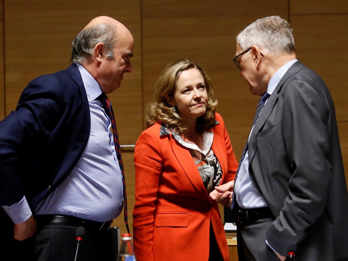 La ministra de Economía en funciones, Nadia Calviño, charla con el vicepresidente del BCE, Luis de Guindos, en Bruselas. (EFE)